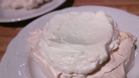 пирожное павлова со свежими ягодами