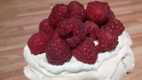 пирожное павлова со свежими ягодами