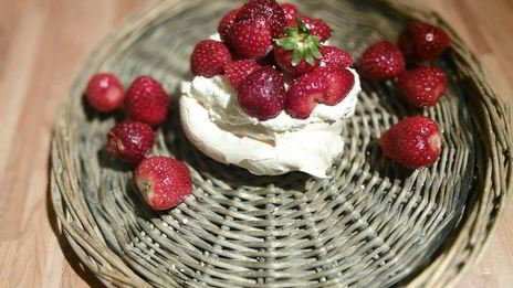 пирожное павлова со свежими ягодами