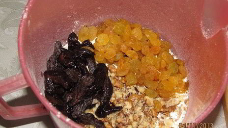 пирожное с черносливом, изюмом и орехами