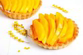 Пирожные с манго, папайей и кремом из лайма и маскарпоне