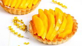 Пирожные с манго, папайей и кремом из лайма и маскарпоне