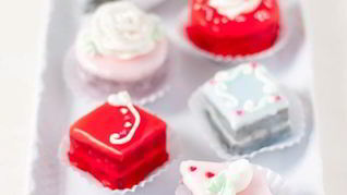 Праздничные шоколадные пирожные с глазурью