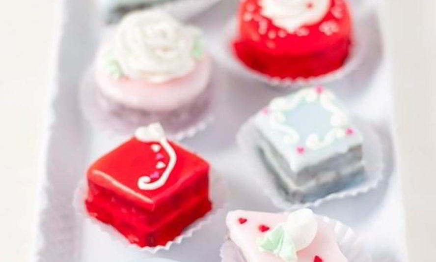 Рецепт праздничные шоколадные пирожные с глазурью