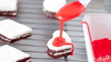 праздничные шоколадные пирожные с глазурью