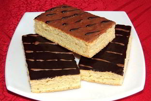 Шоколадные пирожные с джемом