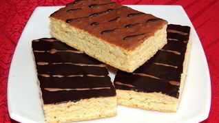 Шоколадные пирожные с джемом