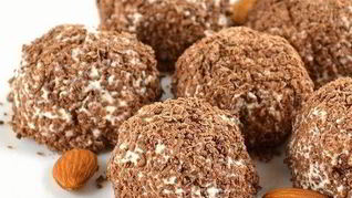 Творожные пирожные с финиками и шоколадом