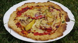 Быстрая пицца с перцем, цукини и красным луком