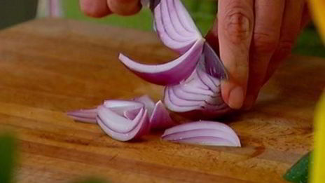 быстрая пицца с перцем, цукини и красным луком