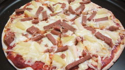 Пицца с ананасами