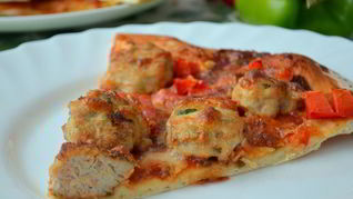 Итальянская пицца с острыми куриными фрикадельками