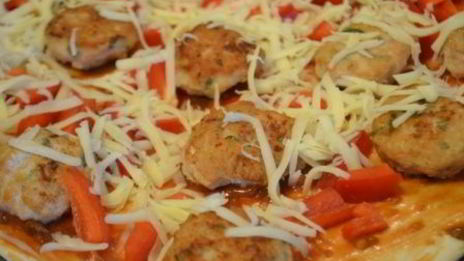 итальянская пицца с острыми куриными фрикадельками