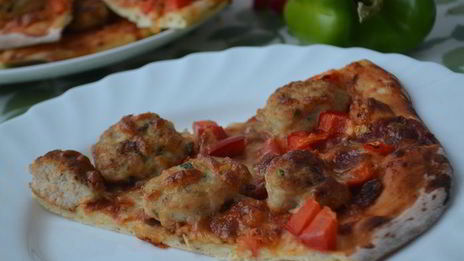 итальянская пицца с острыми куриными фрикадельками