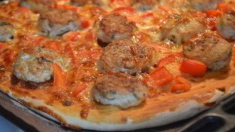 итальянская пицца с острыми куриными фрикадельками