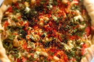 Летняя пицца с колбасой и овощами