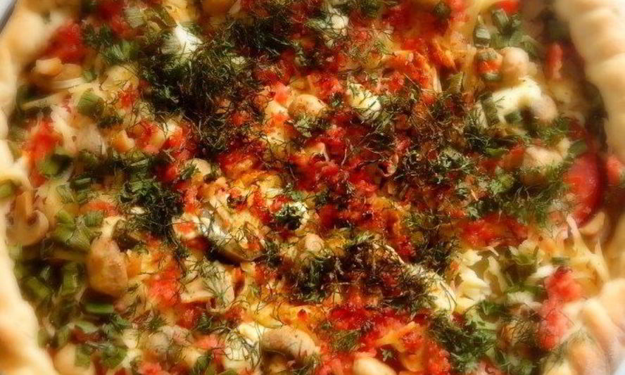 Рецепт летняя пицца с колбасой и овощами