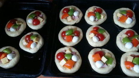 мини-пиццы крошки