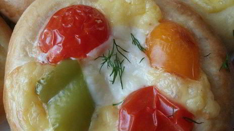 мини-пиццы крошки