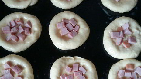 мини-пиццы крошки