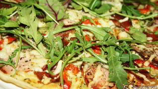 Пицца мясная с пастромой и сыровяленым окороком