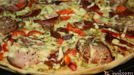 пицца мясная с пастромой и сыровяленым окороком