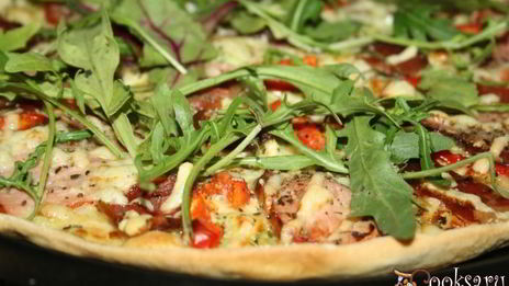 пицца мясная с пастромой и сыровяленым окороком