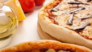 Пицца на дрожжевом тесте с томатами и анчоусами