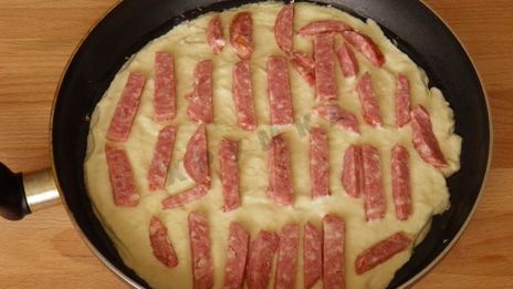 пицца на сковороде за 5 минут с сыром и колбасой