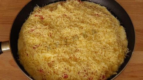 пицца на сковороде за 5 минут с сыром и колбасой