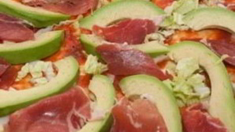 пицца с авокадо