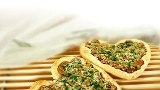 Пицца с грибами в виде сердца