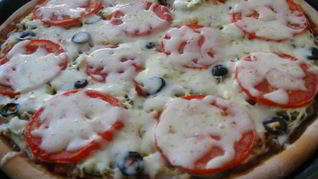 Пицца с грудинкой и чесноком