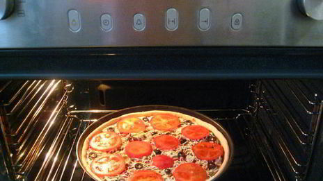 пицца с грудинкой и чесноком