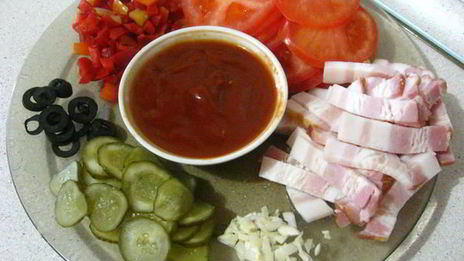 пицца с грудинкой и чесноком