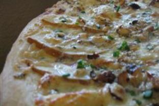 Пицца с грушами и голубым сыром