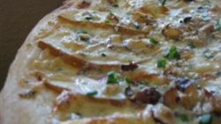 Пицца с грушами и голубым сыром