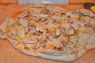 Пицца с грушами, орехами и голубым сыром