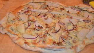 Пицца с грушами, орехами и голубым сыром