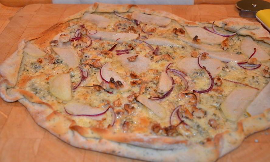 Рецепт пицца с грушами, орехами и голубым сыром