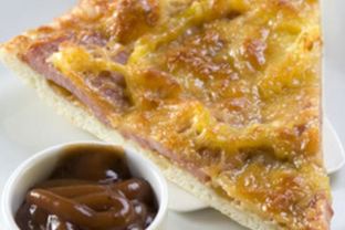 Пицца с колбасой и грибами