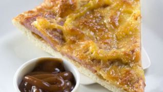 Пицца с колбасой и грибами