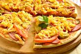 Пицца с колбасой и солеными огурцами
