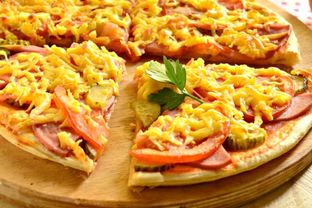 Пицца с колбасой и солеными огурцами