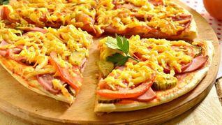 Пицца с колбасой и солеными огурцами