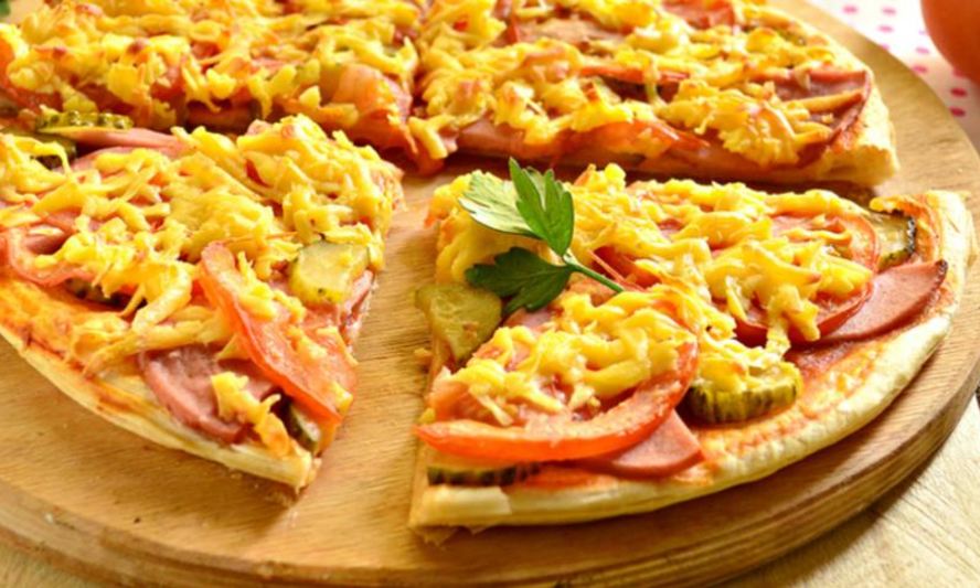 Рецепт пицца с колбасой и солеными огурцами