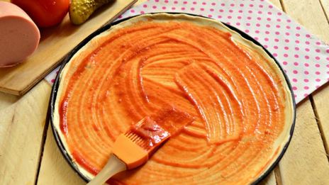 пицца с колбасой и солеными огурцами