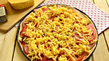 пицца с колбасой и солеными огурцами