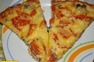 Пицца с колбасой сыром помидорами в духовке