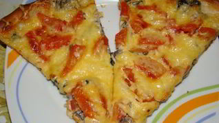 Пицца с колбасой сыром помидорами в духовке